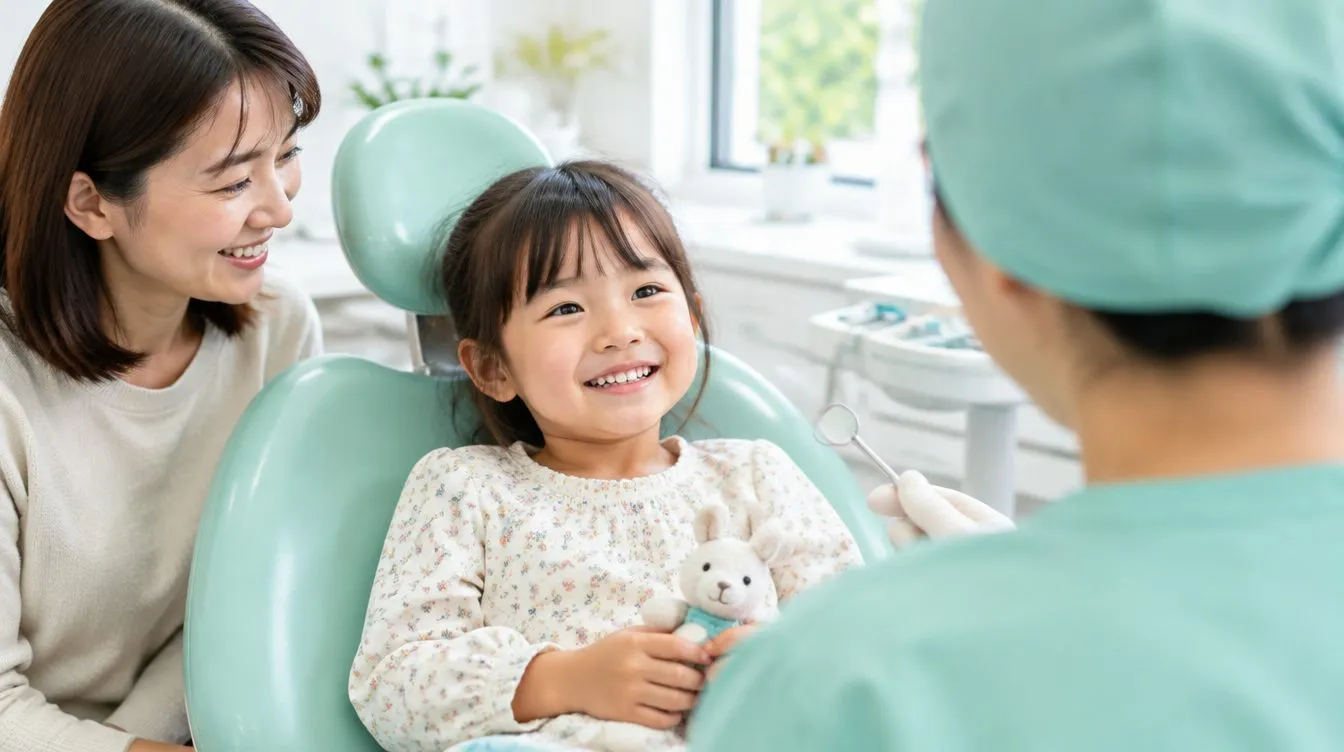 歯科医師が笑顔のお子さまの歯を診ている様子
